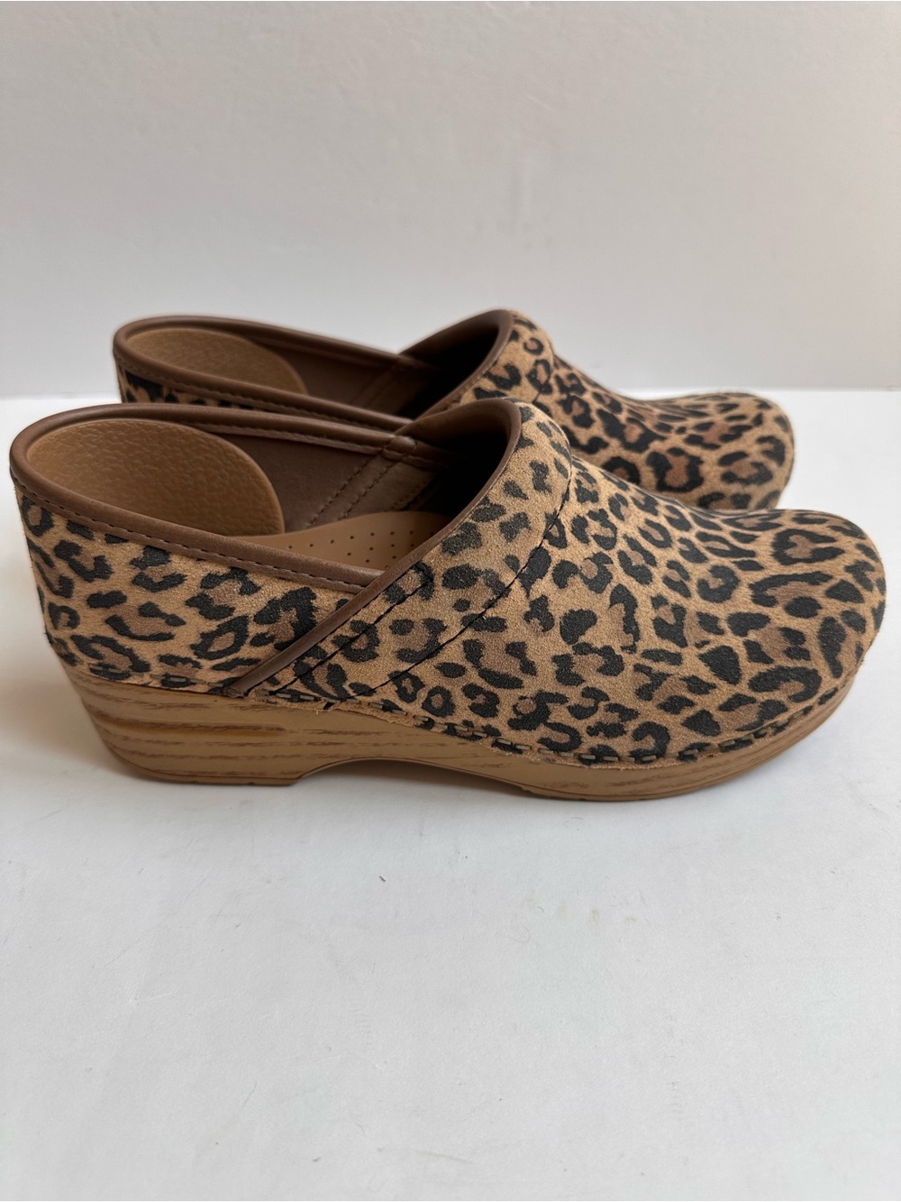 Dansko Women’s Suede Leopard Print Clogs 39 8.5 - 9 - Picture 4 of 11